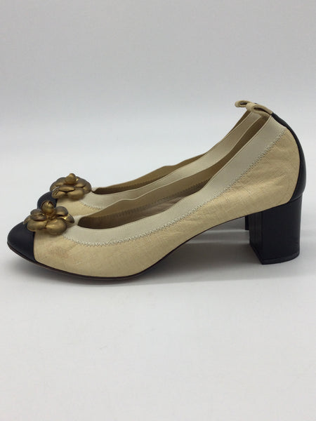 CHANEL Size 9.5 Beige Shoes