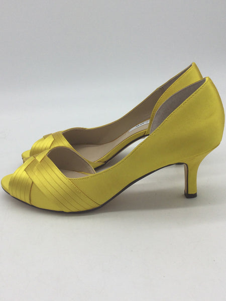 NINA Size 8.5 Yellow Shoes