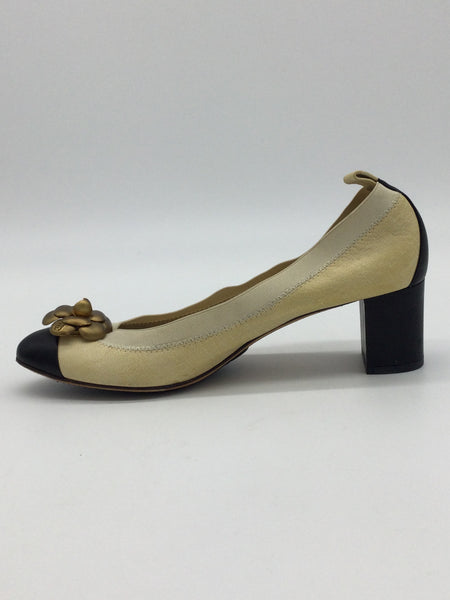 CHANEL Size 9.5 Beige Shoes