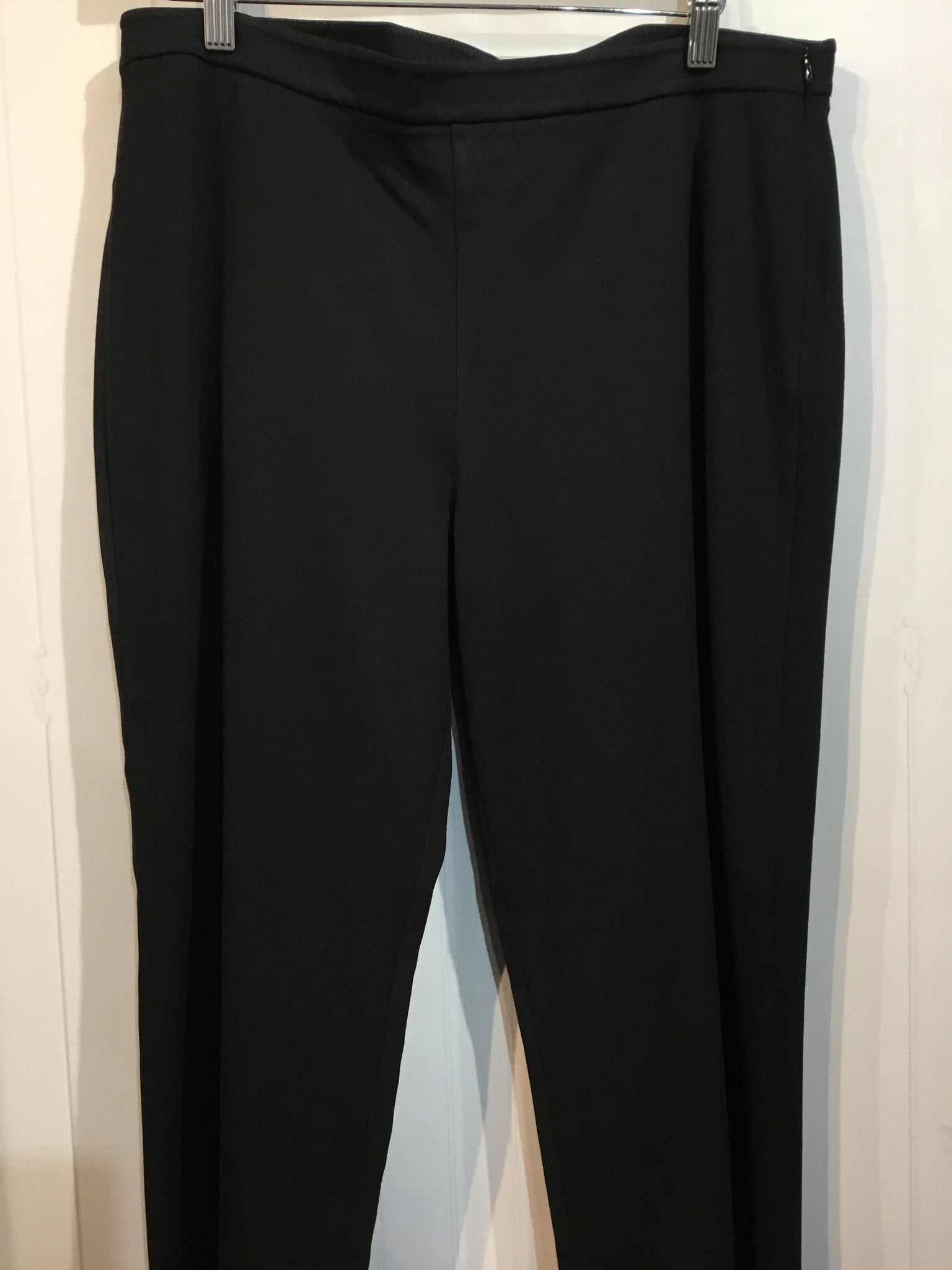 St. John Size L Black Bottoms