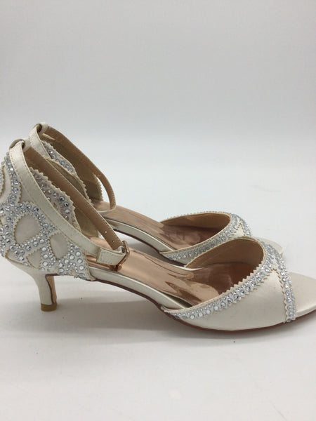 XYD Size 9.5 White Heels